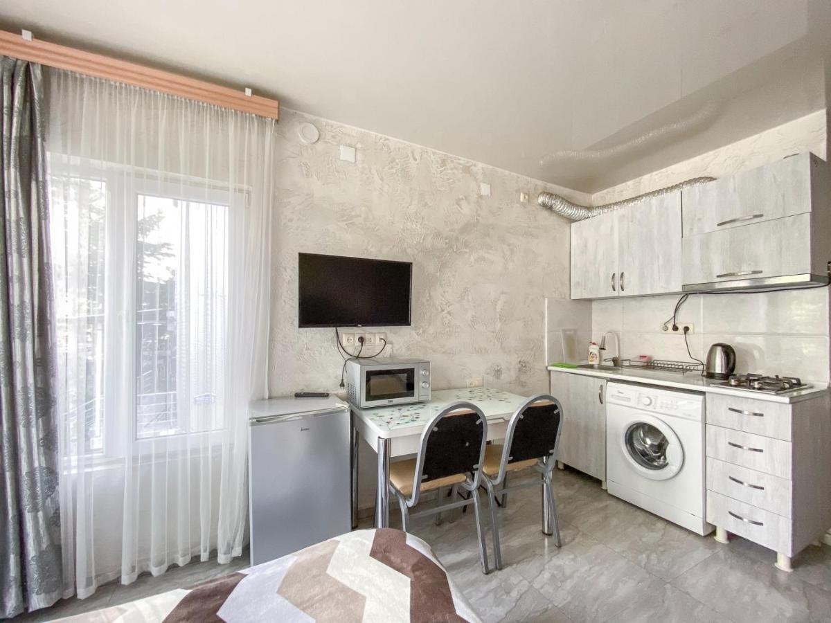 Apartment Studio Maksim Batumi Bagian luar foto