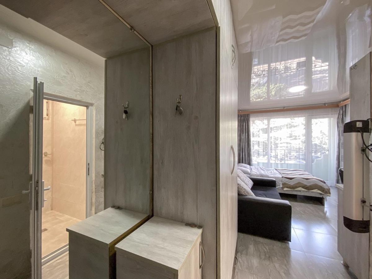 Apartment Studio Maksim Batumi Bagian luar foto